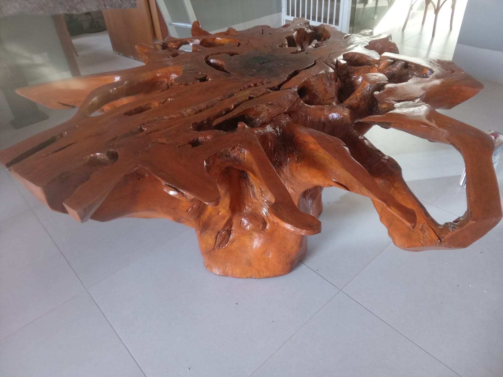 Mesa de madeira rústica restaurada