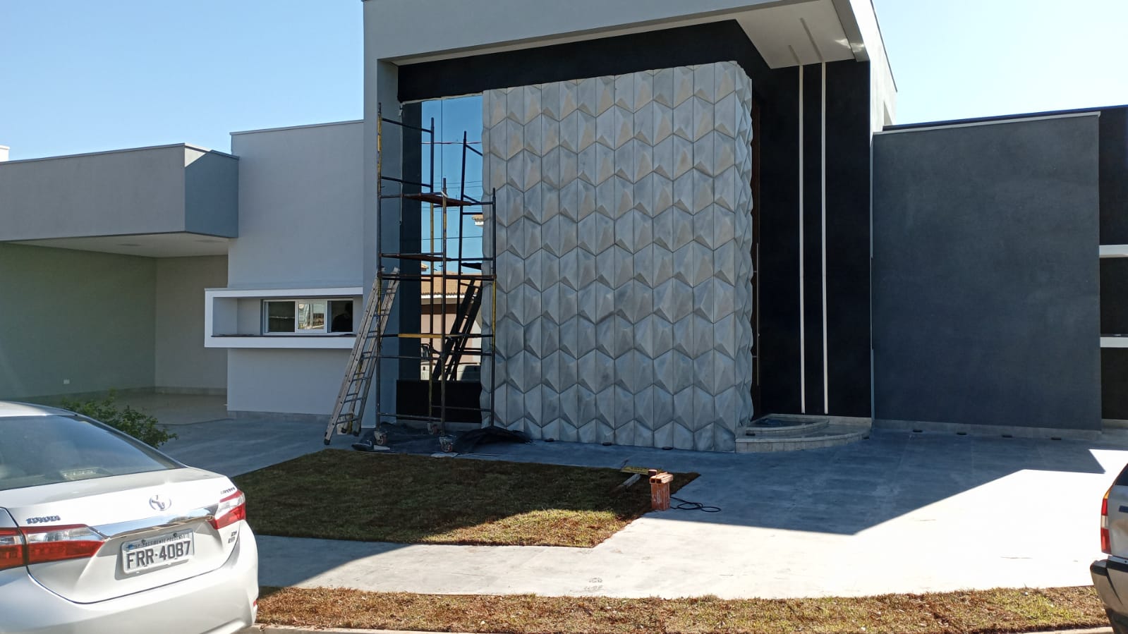 Fachada contemporânea com revestimento geométrico