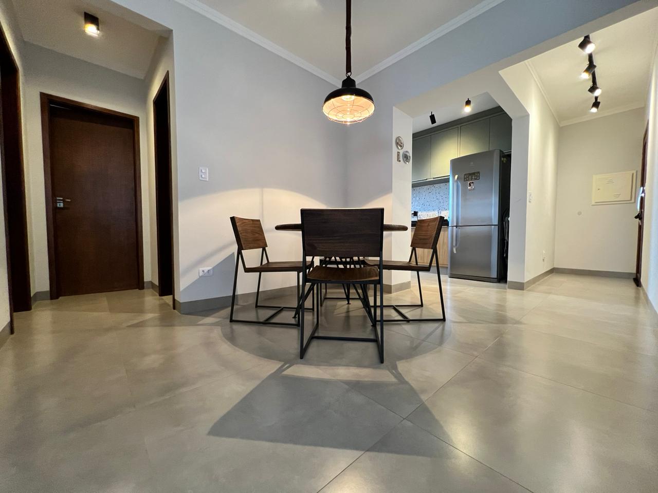 Ambiente interno com piso assentado e acabamentos finalizados
